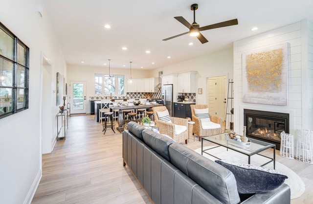 Walk to Lake Erie: Sleek Retreat w/Screened Patio