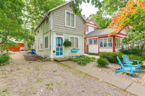 Walk to Lake Historic Lakeside Marblehead Cottage