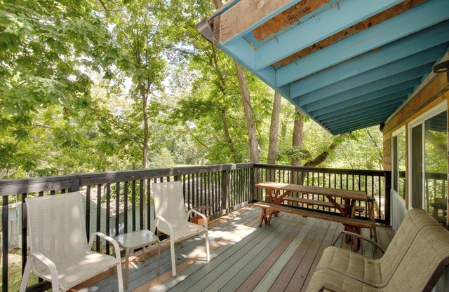Walk to Lake Lafayette: Wooded Cabin w/Deck!