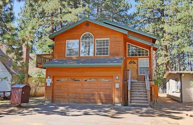 Walk to Lakeview Commons Beach - Great Mid-Town Lo