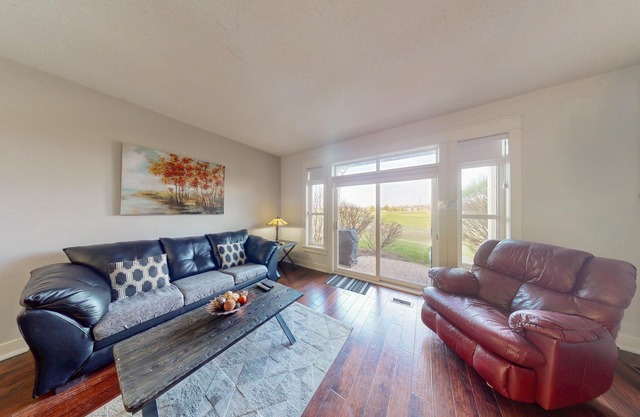 Walk to lifts condo with mountain view, hot tub, & beach access - dog-friendly