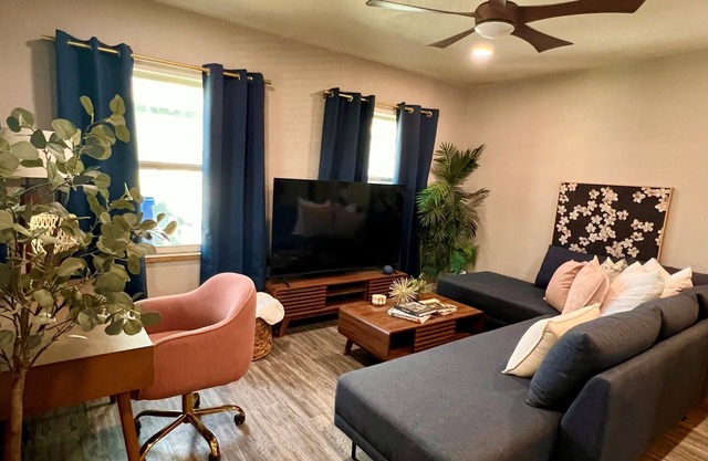 Walk to Main St and Waterfront, Mins to Beaches