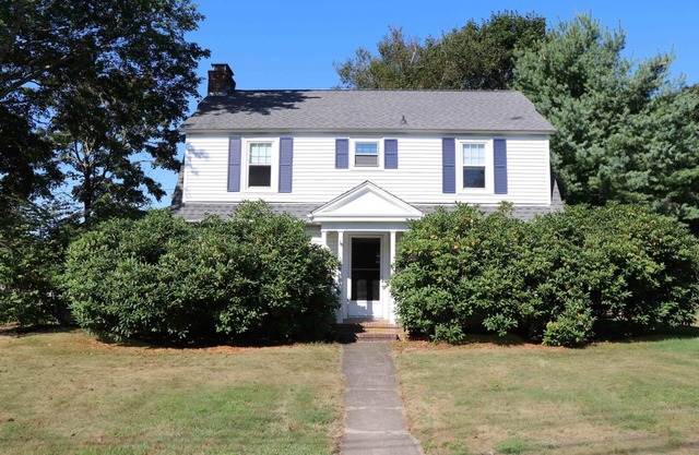 Walk to Main Street Wakefield, 15 minutes to 3 beaches