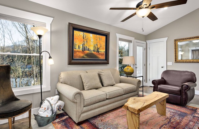 Walk to Main Street shops and eateries! Pet-friendly and high-speed internet.