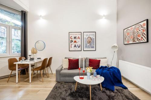 Walk to Opera & Basilica - Live Like a Local