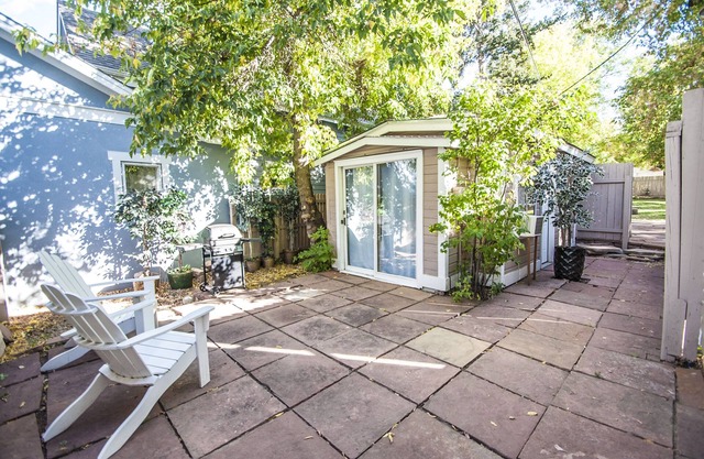 Walk to Pearl Street, Cozy Guest House Studio, Historic Mapleton Hill