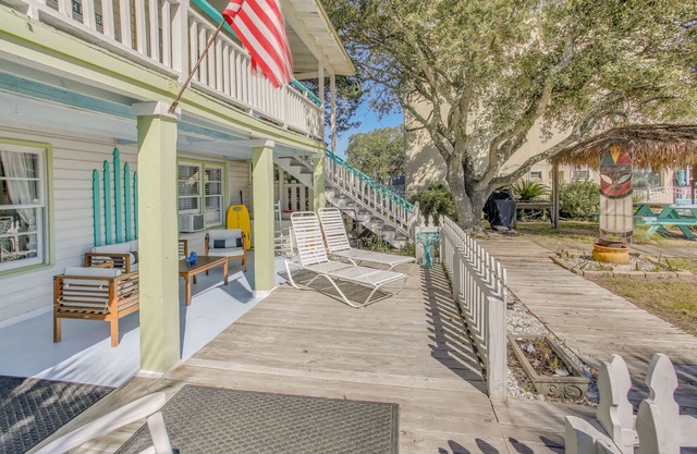 Walk to Pier: Coastal Gem w/Views in Myrtle Beach