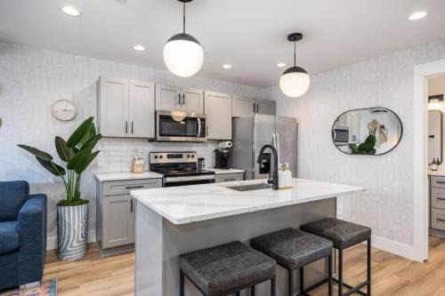 Walk to Restaurants from Condo, by Hospitals, 3 miles to Downtown