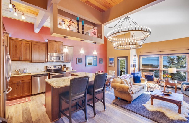 Walk to Slopes - 2 Common Area Hot Tubs - Peaceful Creekside Location