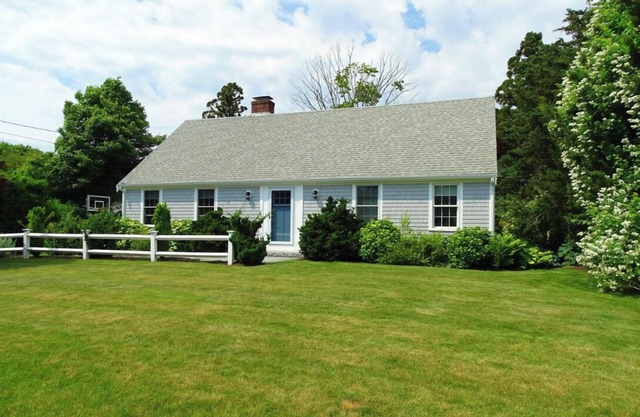 WALK TO SURF DR. BEACH + DOWNTOWN FALMOUTH!