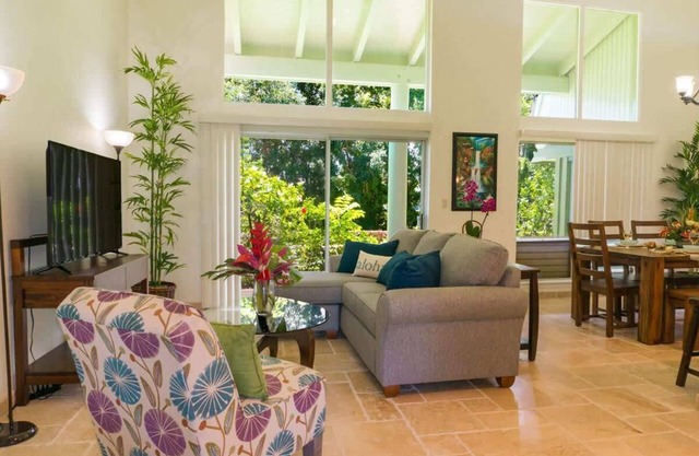 *Walk to the Beach and Westin!* | Sleeps 6