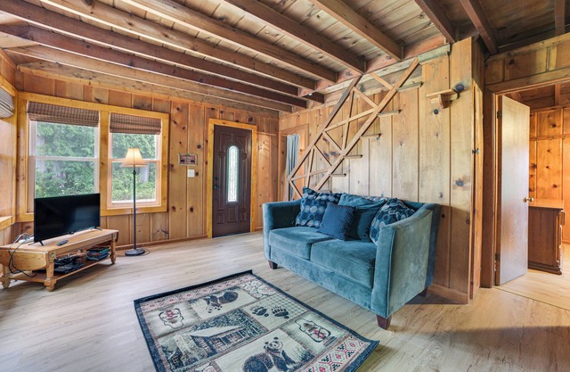 Walk to the Lake! Lower Peninsula Cabin Retreat