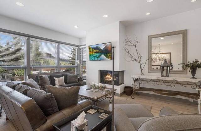Walk to the ski slopes, restaurants & shops. Location is everything!