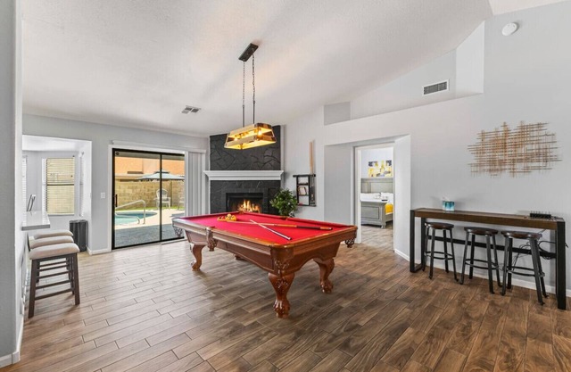 Walk To The Stadium with Pool, Putting Green, & Pool Table & Great Location