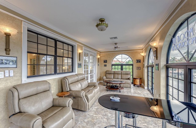 Walk to TORTUGA FEST or Downtown on Las Olas! 70 Ft Dock! Sleeps 10-12 LOCATION!