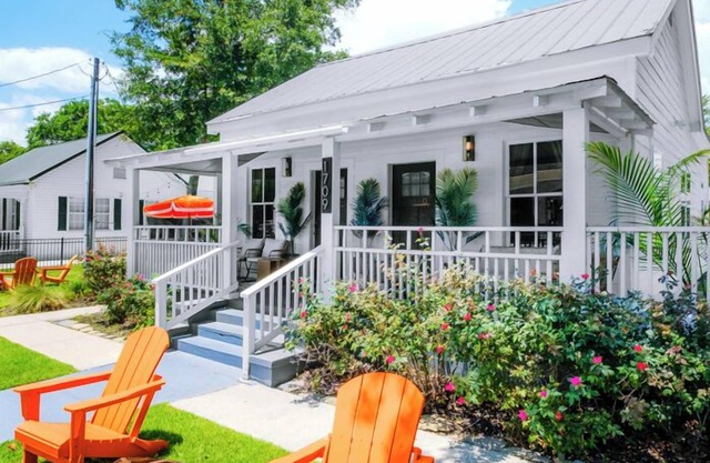 Walk to town,beach, fenced courtyard & firepit