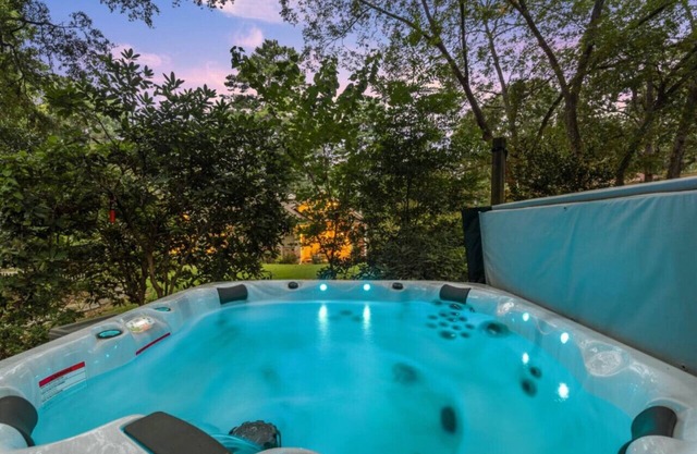 Walk to Town |Hot Tub |Chef Kitchen - The Sunny Spot