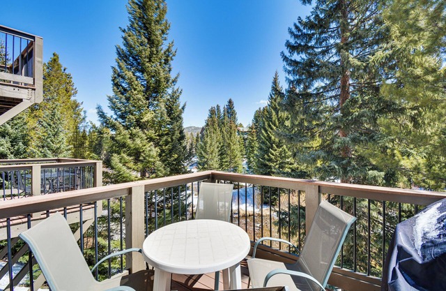 Walk to Town & Slopes: Riverfront Breckenridge Gem