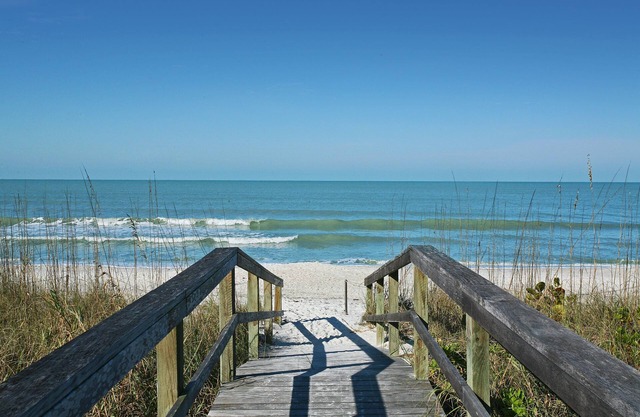 Walk to Vanderbilt Beach, Pet Friendly 3BR 2BA Penthouse, Immaculate Wi-FI.