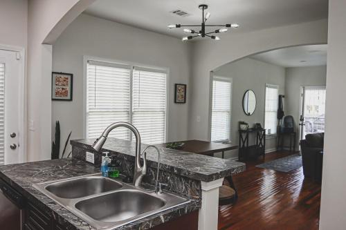 Walkable! Mins from stadium, GWCC, aquarium