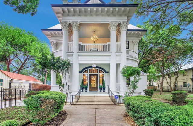Walkable to Riverwalk Charming 5-Bedroom Historic Home in King William District