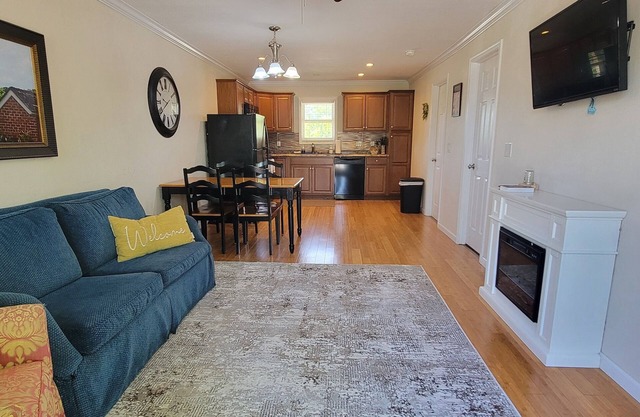 Walking Distance to Temple and Downtown Nauvoo! Family Size Apt. W/Full Kitchen