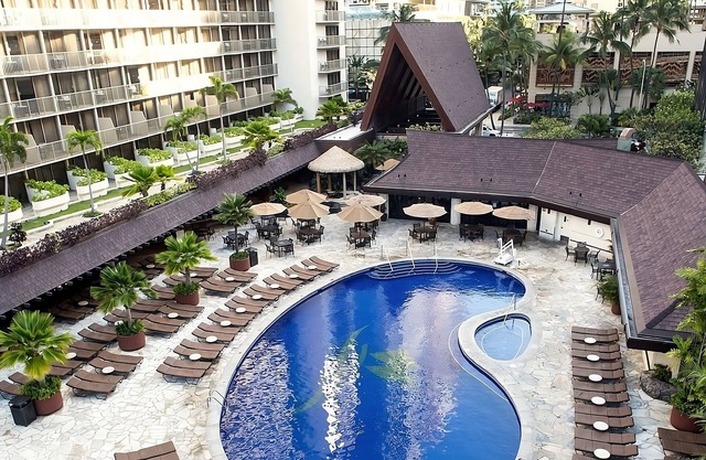 Walking Distance To The Beach! 2 Modish Units, Ocean Front, Pets Allowed, Pool!