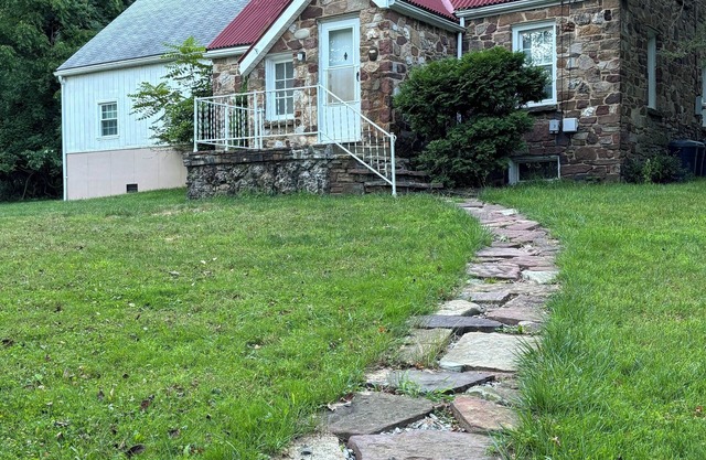 Walking distance to the Penn State Altoona Campus! Spacious 6-bedroom house!