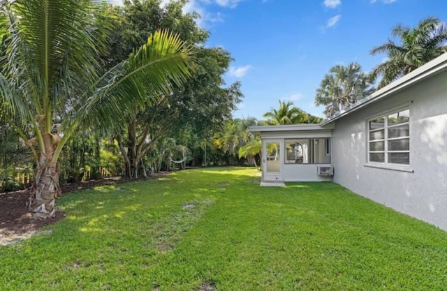 Walking distance to the beach & close to downtown!