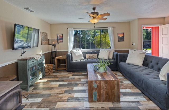 Walking distance to Whiskey Falls, whole house generator, fire pit, BBQ