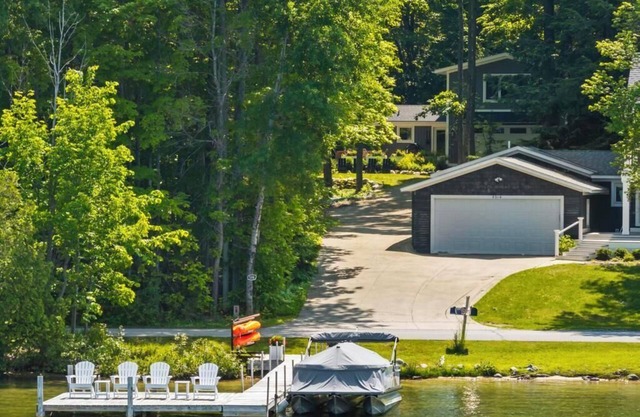 Walloon Lake Home: Friday to Friday in the Summer. Near Boyne Mountain!