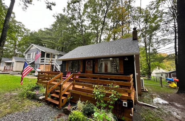 Wally’s Cottage |Hot Tub|Kayaks|Firepit|Central