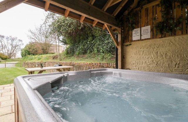 WALNUT COTTAGE, pet friendly, luxury holiday cottage in Washford