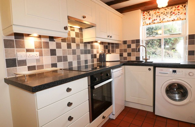 WALTON COTTAGE, family friendly, character holiday cottage in Winster