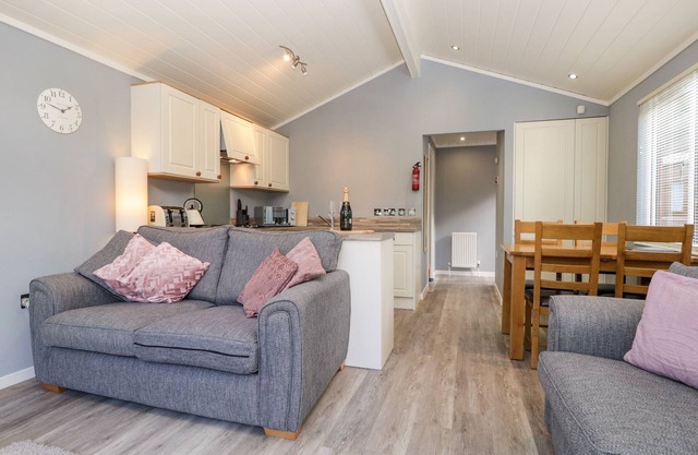 WANSFELL LODGE, pet friendly, with a garden in White Cross Bay