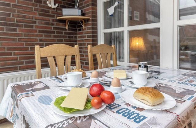 Warm and with some extras: In the ground floor apartment with its approx.
