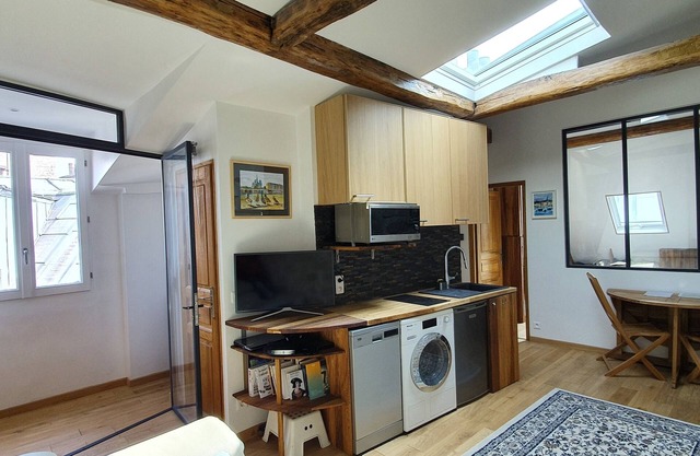 Warm appartment in the center of historical Paris with full equipment