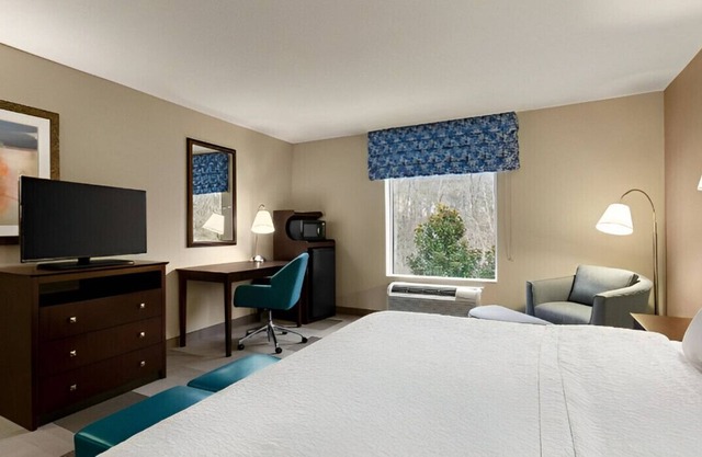 Warm & Bright King Room! Best Place to Relax!