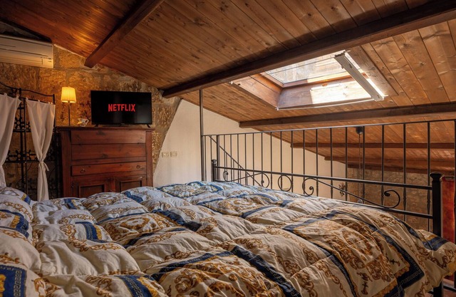 Warm farmhouse in the hamlet, on three levels with Jacuzzi