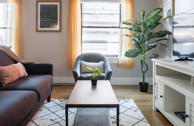 Warr16-1/1 · Charming Theater District 1Br | Walk Anywhere!