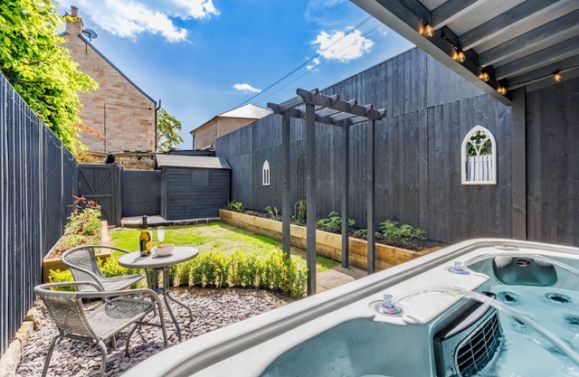 Wash House Cottage - One Bedroom House, Sleeps 2