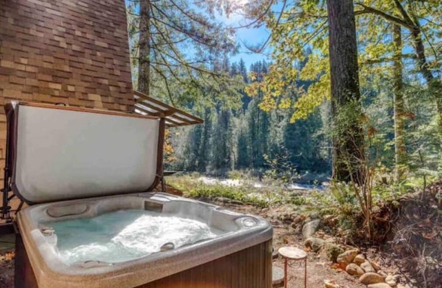 Washougal river view, hot tub and HVAC for heat and cooling
