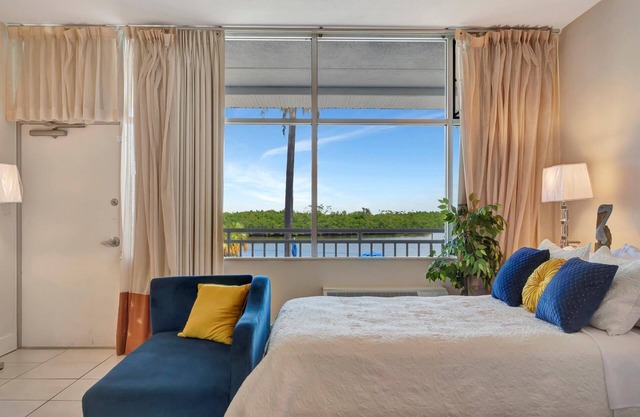 Watch the dolphins! Large balcony Suite and heated pool!