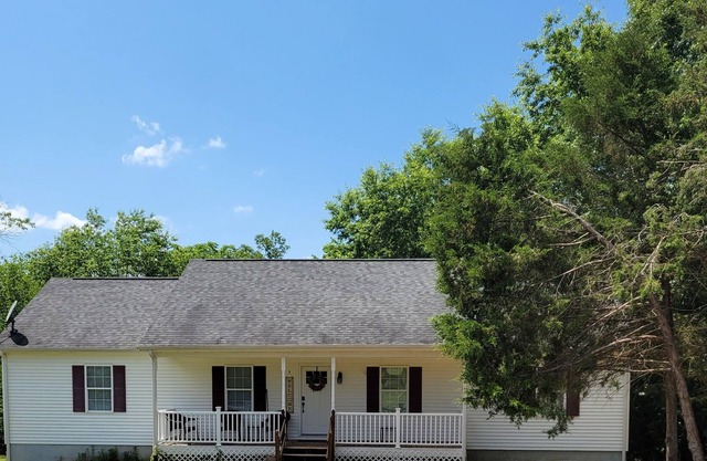 Water access, 2 min to lake, marina, boat ramp & slips to use, dog friendly.