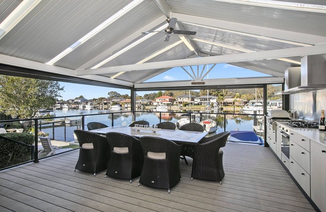WATER FRONT OASIS - JETTY - SPA HOT TUB-SWIMMING POOL - DUCTED AIR COND - KYACKS