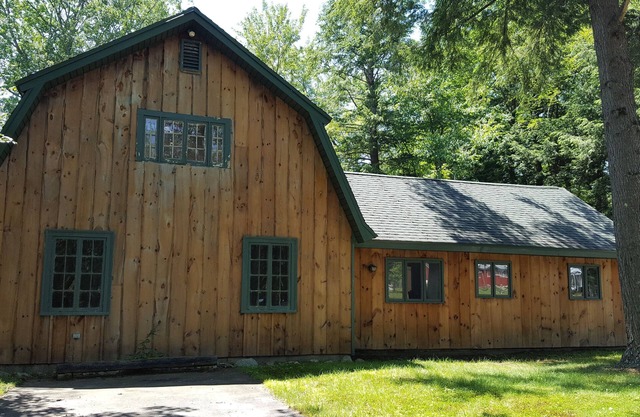 WATER FRONT WITH DOCK ALL YEAR FUN IN BALMORAL W/LAKE WINNIPESAUKEE ACCESS