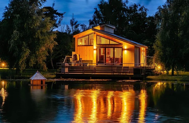 Water Lily Lakeside Lodge