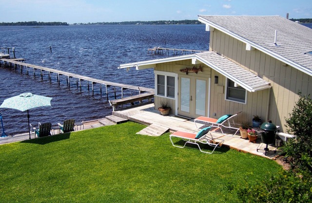 Water Lovers Retreat: stunning water views - dolphins for neighbors