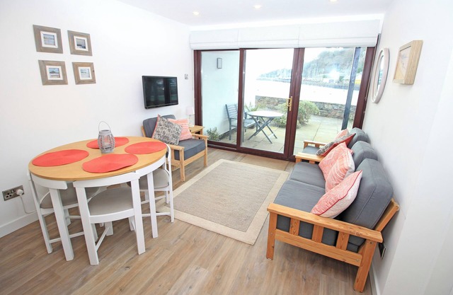 WATER'S EDGE, pet friendly, character holiday cottage in Porthmadog