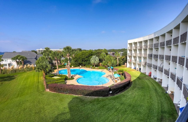 Water Views|Pool|Steps Away from Intracoastal Waterway & Sandy On-Site Beach|3 miles to Gulf Beaches